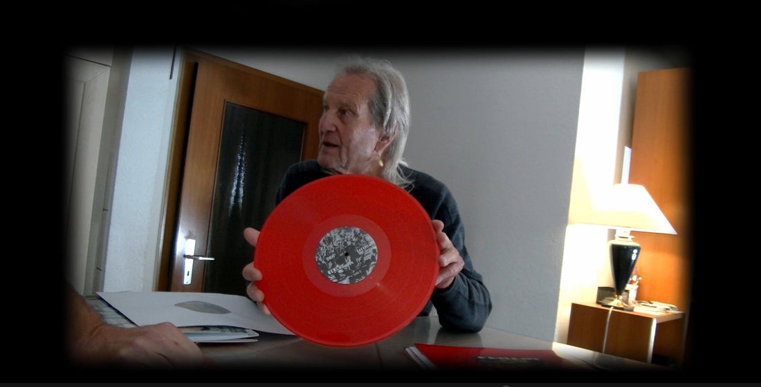 Berluc-Schlagzeuger Dietmar Ränker hält erstmals das neue Live-Album von Berluc in den Händen - Video auf YouTube