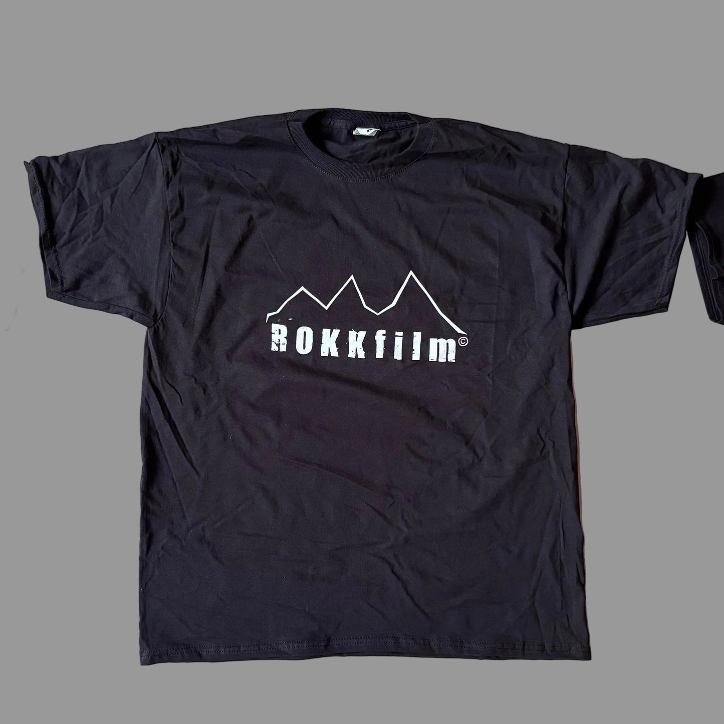 A. ROKKfilm T-Shirt, weißes Logo auf schwarzem Grund, Siebdruck, Fruit of the Loom, Größen XL, L und M