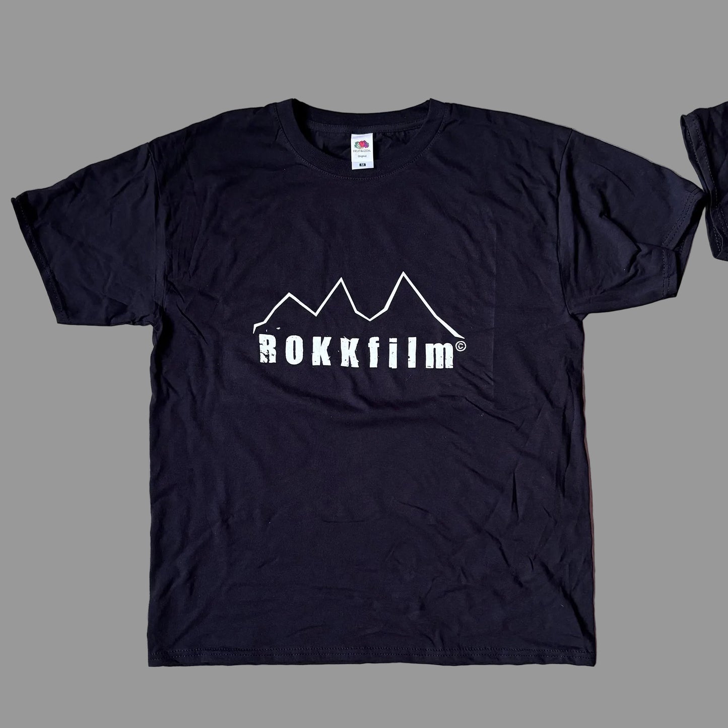 A. ROKKfilm T-Shirt, weißes Logo auf schwarzem Grund, Siebdruck, Fruit of the Loom, Größen XL, L und M